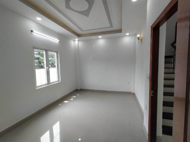 Nhà phố Quận 9 Nhà phố hẻm xe hơi đường số 8, kết cấu 1 trệt 2 lầu, không nội thất.