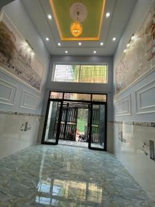 Phòng khách nhà phố Nhà phố Bình Tân hướng Bắc thiết kế hiện đại, hẻm xe hơi.