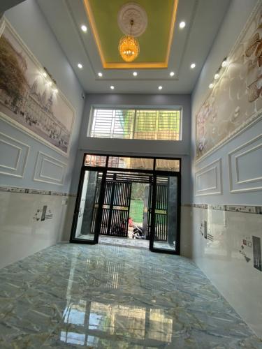 Phòng khách nhà phố Nhà phố Bình Tân hướng Bắc thiết kế hiện đại, hẻm xe hơi.