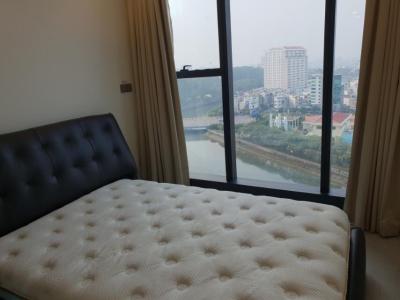 Phòng ngủ Vinhomes Golden River, Quận 1 Căn hộ Vinhomes Golden River tầng thấp, nội thất tiện nghi.