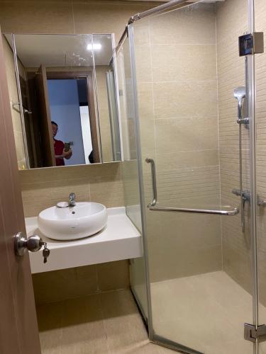 Căn hộ Vinhomes Central Park, Bình Thạnh Căn hộ tầng trung Vinhomes Central Park ban công hướng Tây.