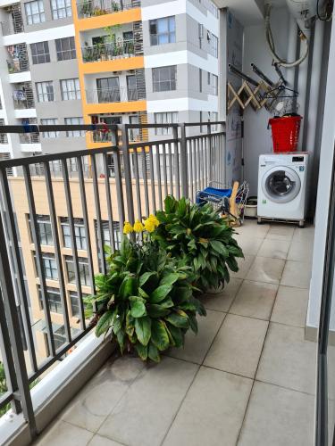 ban công Căn hộ The Sun Avenue  Căn hộ tầng trung block 07 The Sun Avenue - view Đảo Kim Cương và Landmark 81