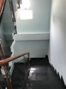 Cầu thang nhà phố Gò Vấp Nhà phố cửa hướng Đông hẻm xe hơi rộng, kết cấu 3 tầng.