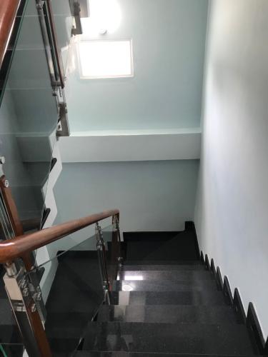Cầu thang nhà phố Gò Vấp Nhà phố cửa hướng Đông hẻm xe hơi rộng, kết cấu 3 tầng.