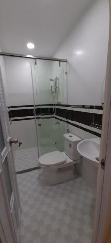 Phòng tắm nhà phố Nhà phố Bình Thạnh hướng Bắc diện tích 85m2, hẻm xe máy.