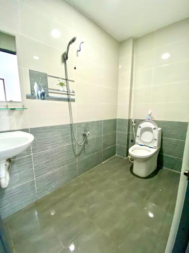 Toilet Nhà phố hướng Đông hẻm xe hơi, nội thất cơ bản.