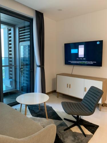 Phòng khách căn hộ Sunwah Pearl  Căn hộ Sunwah Pearl tầng cao đón gió, view thành phố.