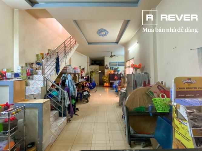 Phòng khách nhà phố Quận 7 Nhà hẻm Huỳnh Tấn Phát, Quận 7, cách công viên Tân Thuận 500m