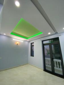 Phòng ngủ nhà phố Nhà phố Bình Tân hướng Bắc thiết kế hiện đại, hẻm xe hơi.