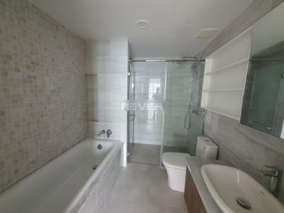 Phòng tắm Kingdom 101, Quận 10 Căn hộ Kingdom 101 nội thất cơ bản, ban công hướng Nam.