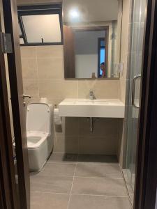 Toilet One Verandah Quận 2 Căn hộ One Verandah 2 phòng ngủ, view thành phố lung linh về đêm