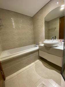 Phòng tắm Căn hộ Vinhomes Central Park Căn hộ tầng 33 Vinhomes Central Park bàn giao nội thất đầy đủ