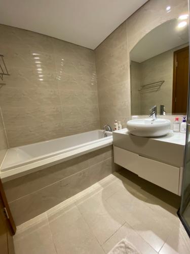 Phòng tắm Căn hộ Vinhomes Central Park Căn hộ tầng 33 Vinhomes Central Park bàn giao nội thất đầy đủ