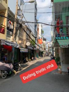 Đường trước nhà Bán nhà phố 2 tầng đường 13, phường 4, quận 4 kết cấu 2 phòng ngủ diện tích đất 17.6m2, diện tích sàn 37.2m2 chính hướng Tây Nam.