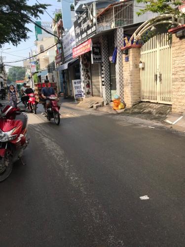 Hẻm nhà phố Gò Vấp Nhà phố cửa hướng Đông hẻm xe hơi rộng, kết cấu 3 tầng.