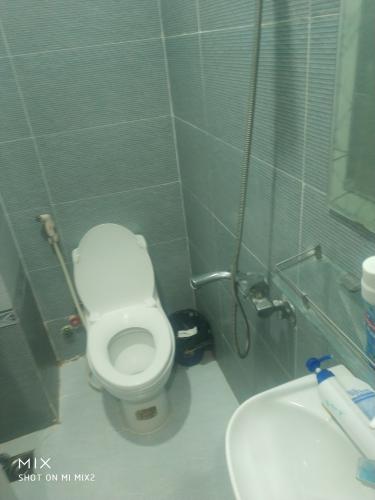 Toilet căn hộ Quận 10 Bán nhà hẻm Trần Minh Quyền, Quận 10, cách Nhà hát Hòa Bình 300m