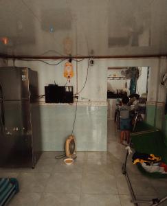 Phòng khách nhà phố Nhà phố Quận 12 cửa hướng Nam diện tích 60m2, hẻm xe máy.