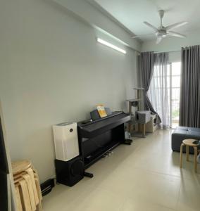 Phòng khách Carillon 7, Tân Phú Căn hộ Carillon 7 nội thất cơ bản, ban công hướng Tây.