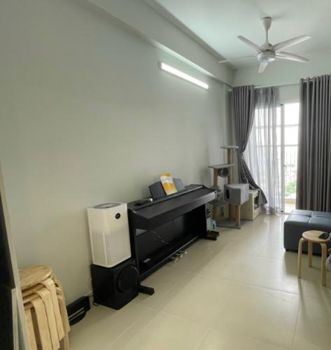 Phòng khách Carillon 7, Tân Phú Căn hộ Carillon 7 nội thất cơ bản, ban công hướng Tây.