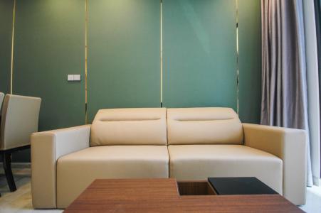 phòng khách Căn hộ tầng cao Vinhomes Golden River hướng Đông Bắc mát mẻ.