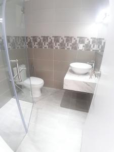 Phòng tắm Scenic Valley Quận 7 Căn hộ Scenic Valley tầng 16, đầy đủ nội thất, cửa hướng Tây.