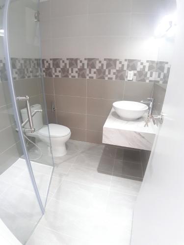 Phòng tắm Scenic Valley Quận 7 Căn hộ Scenic Valley tầng 16, đầy đủ nội thất, cửa hướng Tây.