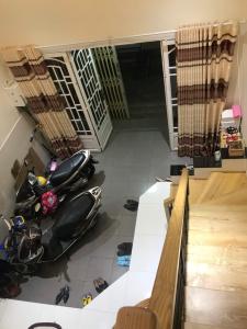 Phòng khách Nhà phố hẻm rộng 3m hướng Tây, diện tích 95.85m2.