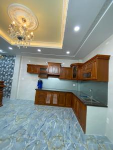 Bếp nhà phố Nhà phố Bình Tân hướng Bắc thiết kế hiện đại, hẻm xe hơi.