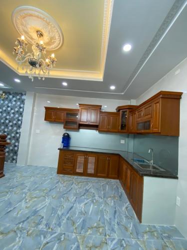 Bếp nhà phố Nhà phố Bình Tân hướng Bắc thiết kế hiện đại, hẻm xe hơi.