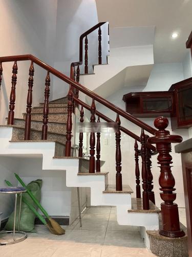 Cầu thang nhà phố Huỳnh Tấn Phát, Quận 7 Nhà phố hướng Đông, hẻm bê tông sạch sẽ, khu dân cư an ninh.