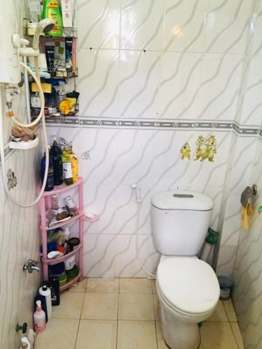 Toilet căn hộ chung cư Hưng Vượng 2 Cho thuê căn hộ chung cư Hưng Vượng 2, đường Nguyễn Văn Linh, quận 7, 2 phòng ngủ, diện tích 70.58m2, đầy đủ nội thất.