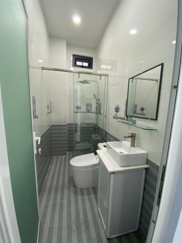 Toilet nhà phố Nhà phố Bình Tân hướng Bắc thiết kế hiện đại, hẻm xe hơi.