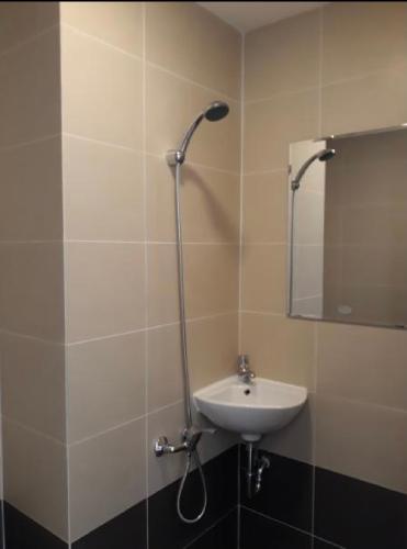 Phòng tắm căn hộ The Sun Avenue, Quận 2 Căn Office-tel tầng 2 The Sun Avenue view thoáng mát, nội thất cơ bản.