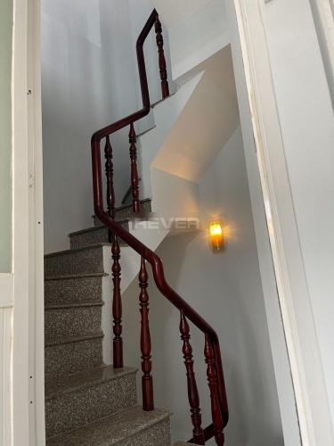 Cầu thang nhà phố Huỳnh Tấn Phát, Quận 7 Nhà phố hướng Đông, hẻm bê tông sạch sẽ, khu dân cư an ninh.