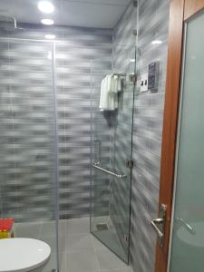 phòng tắm nhà phố Bình Thạnh Bán nhà hẻm Q. Bình Thạnh, đầy đủ nội thất, sổ hồng chính chủ.
