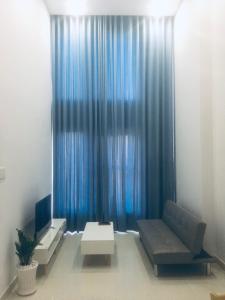 Phòng khách La Astoria, Quận 2 Căn hộ La Astoria cửa chính hướng Đông, nội thất đầy đủ.