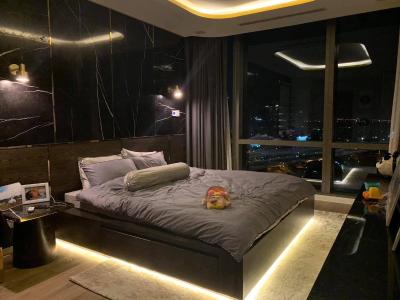 Căn hộ Vinhomes Central Park, Quận Bình Thạnh Căn hộ có 4 phòng ngủ Vinhomes Central Park tầng 12B, đầy đủ nội thất.