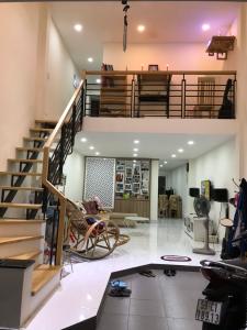 Phòng khách Nhà phố hẻm rộng 3m hướng Tây, diện tích 95.85m2.