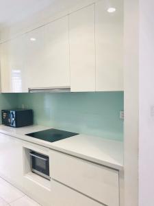 phòng bếp căn hộ Vinhomes Central Park Căn hộ Vinhomes Central Park cửa chính hướng Đông Bắc thoáng gió