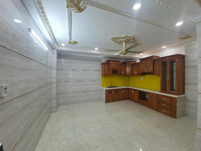 Phòng bếp nhà phố Nhà phố hướng Bắc diện tích sử dụng 231m2, hẻm xe hơi.