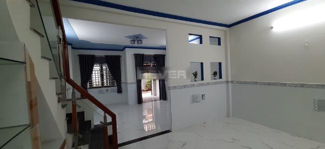 Bên trong nhà phố Tân Chánh Hiệp 10, Quận 12 Nhà phố hẻm xe hơi hướng Nam, cách đường chính hơn 100m.