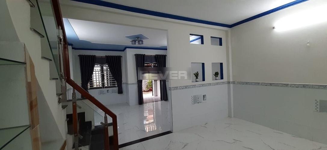 Bên trong nhà phố Tân Chánh Hiệp 10, Quận 12 Nhà phố hẻm xe hơi hướng Nam, cách đường chính hơn 100m.