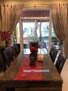 Nội thất nhà phố Nhà phố vườn 2 mặt tiền cửa chính hướng Đông Bắc, diện tích đất 126m2.