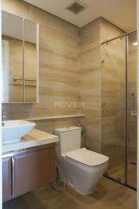 Phòng tắm căn hộ Vinhomes Golden River Căn hộ Vinhomes Golden River đầy đủ nội thất, view sông và thành phố.