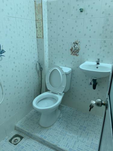 Phòng tắm nhà phố Nhà phố trung tâm Quận 1, kết cấu 3 tầng cửa hướng Đông Nam.