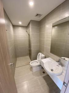 Toilet Vinhomes Grand Park Quận 9 Căn hộ Vinhomes Grand Park tầng cao, view sông và thành phố.