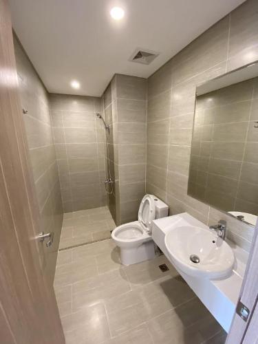Toilet Vinhomes Grand Park Quận 9 Căn hộ Vinhomes Grand Park tầng cao, view sông và thành phố.