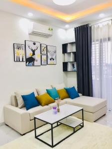 Phòng khách căn hộ Fresca Riverside, Thủ Đức Căn hộ Fresca Riverside tầng 5 hướng Tây Bắc, đầy đủ nội thất.