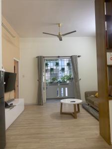 Phòng khách Phú Lợi 1, Quận 8 Căn hộ chung cư Phú Lợi 1 đầy đủ nội thất, hướng Đông Nam.