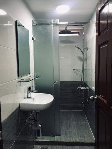 Phòng tắm Bán nhà phố mặt tiền 3 tầng đường Nguyễn Thượng Hiền, P.15, Q. Bình Thạnh, sổ hồng pháp lý đầy đủ.
